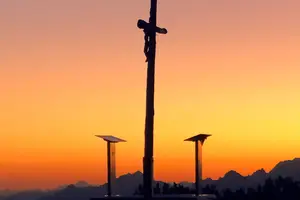 Gipfelkreuz Breitenberg bei Sonnenuntergang.