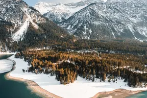 Plansee Richtung Heiterwanger See in Österreich.